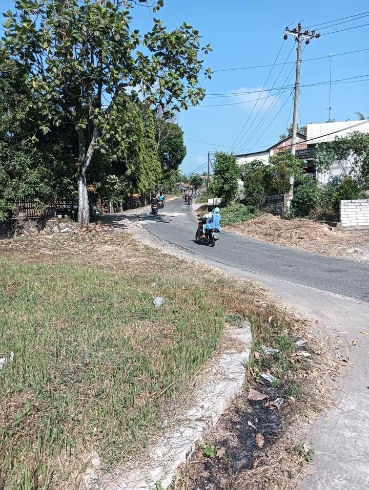 Jalan raya di depan kavling